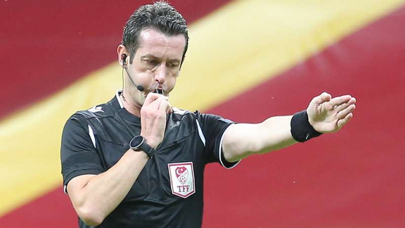 Derbi maçın hakemi Tugay Kaan Numanoğlu