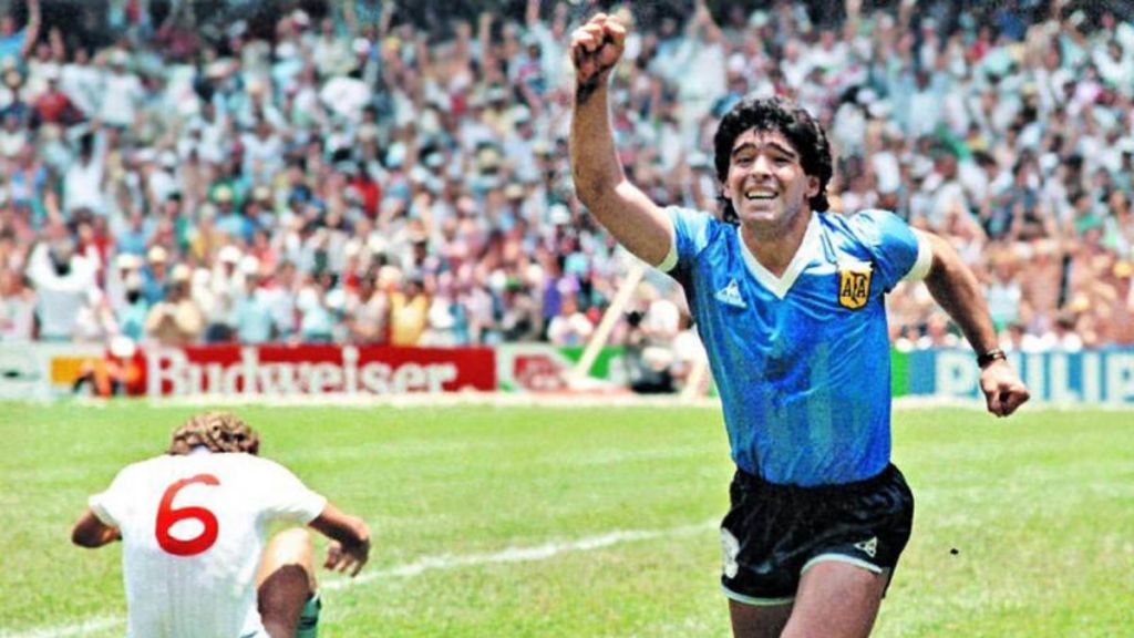 Futbolun yaşayan efsanesi " Diego Maradona " hayatını kaybetti.