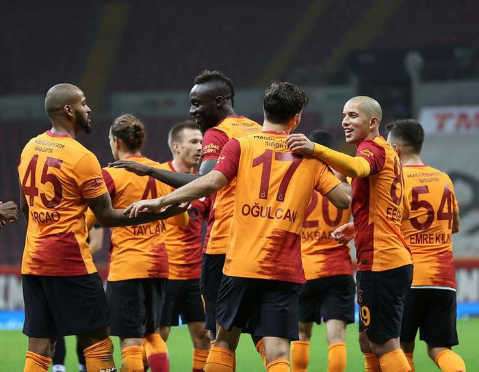 Galatasaray'dan savunmaya Maxime Leverbe hamlesi