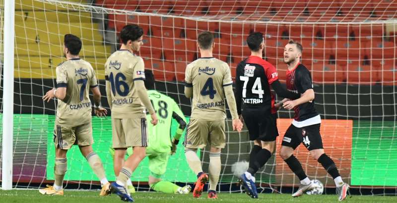 Fenerbahçe'nin düşüşü sürüyor: 3-1