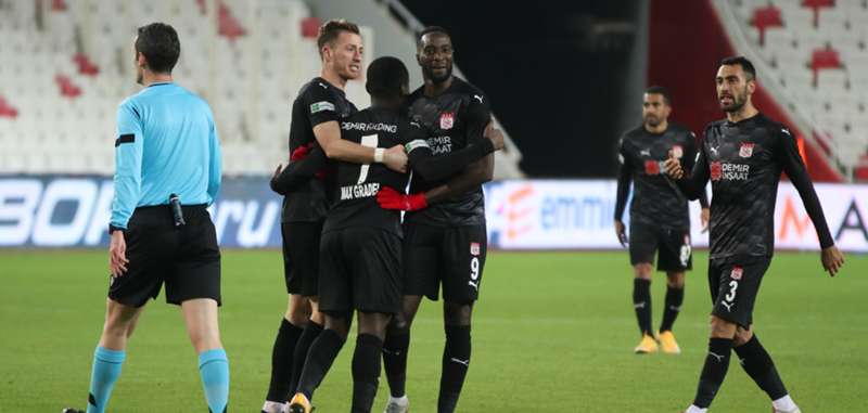 Sivasspor ilk iç saha galibiyetini aldı: 3-1