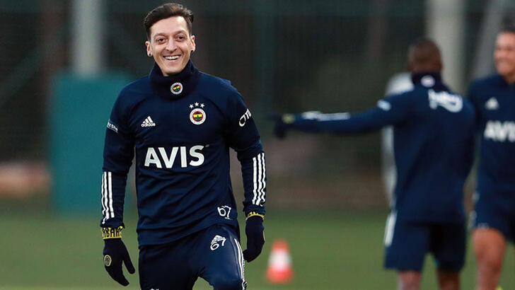 Fenerbahçe'de Mesut Özil imzayı attı