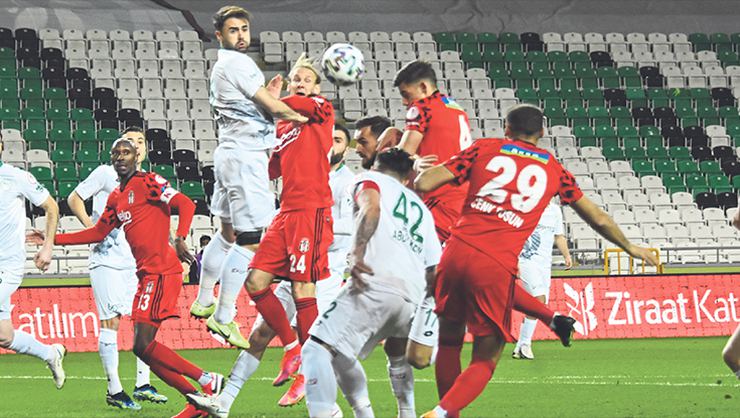 Beşiktaş'ta defansa Atiba geçecek