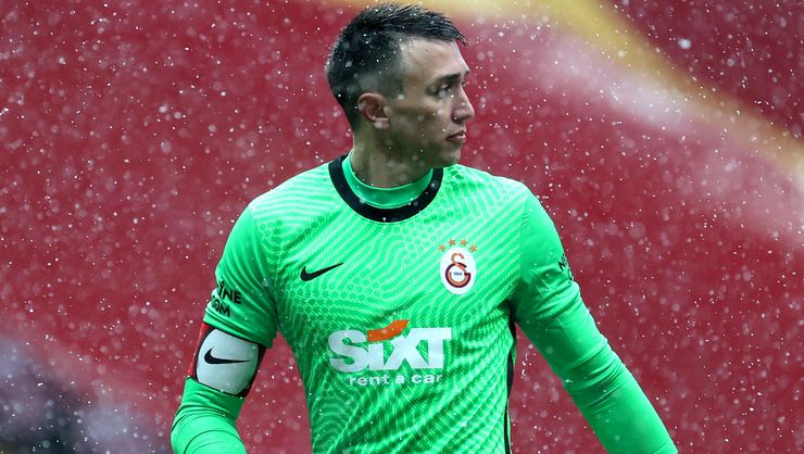 Galatasaray haberi: Yeni sözleşmelerde tavan ücret Muslera olacak