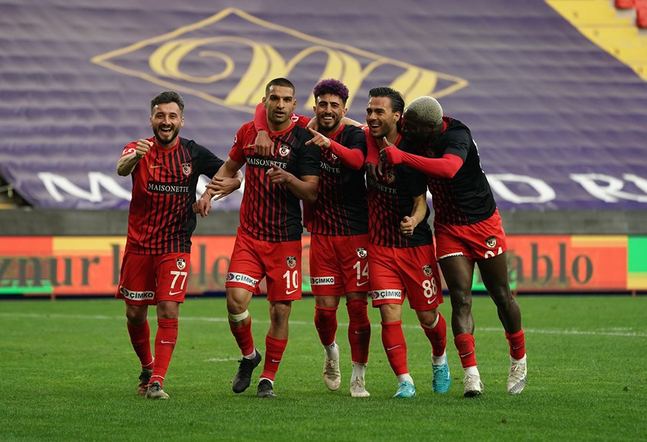 Gaziantep FK'da 4, Başakşehir'de 1 vaka