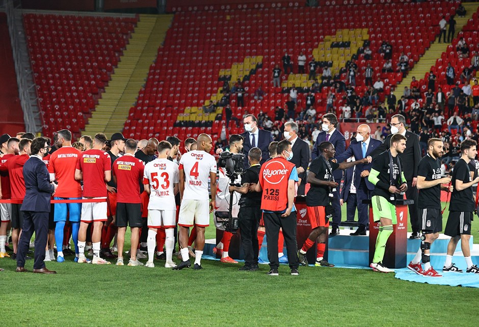 Antalyasporlu futbolculardan Beşiktaş'a alkış