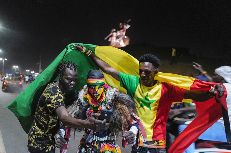 Senegalli taraftarlar Kamerun sokaklarında eğlendi